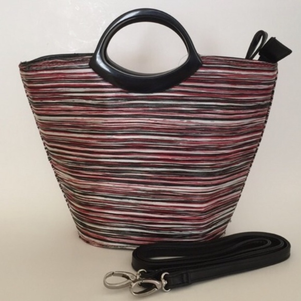 BellaKiara Cute black handbag with strap🎉 - Picture 2 of 4